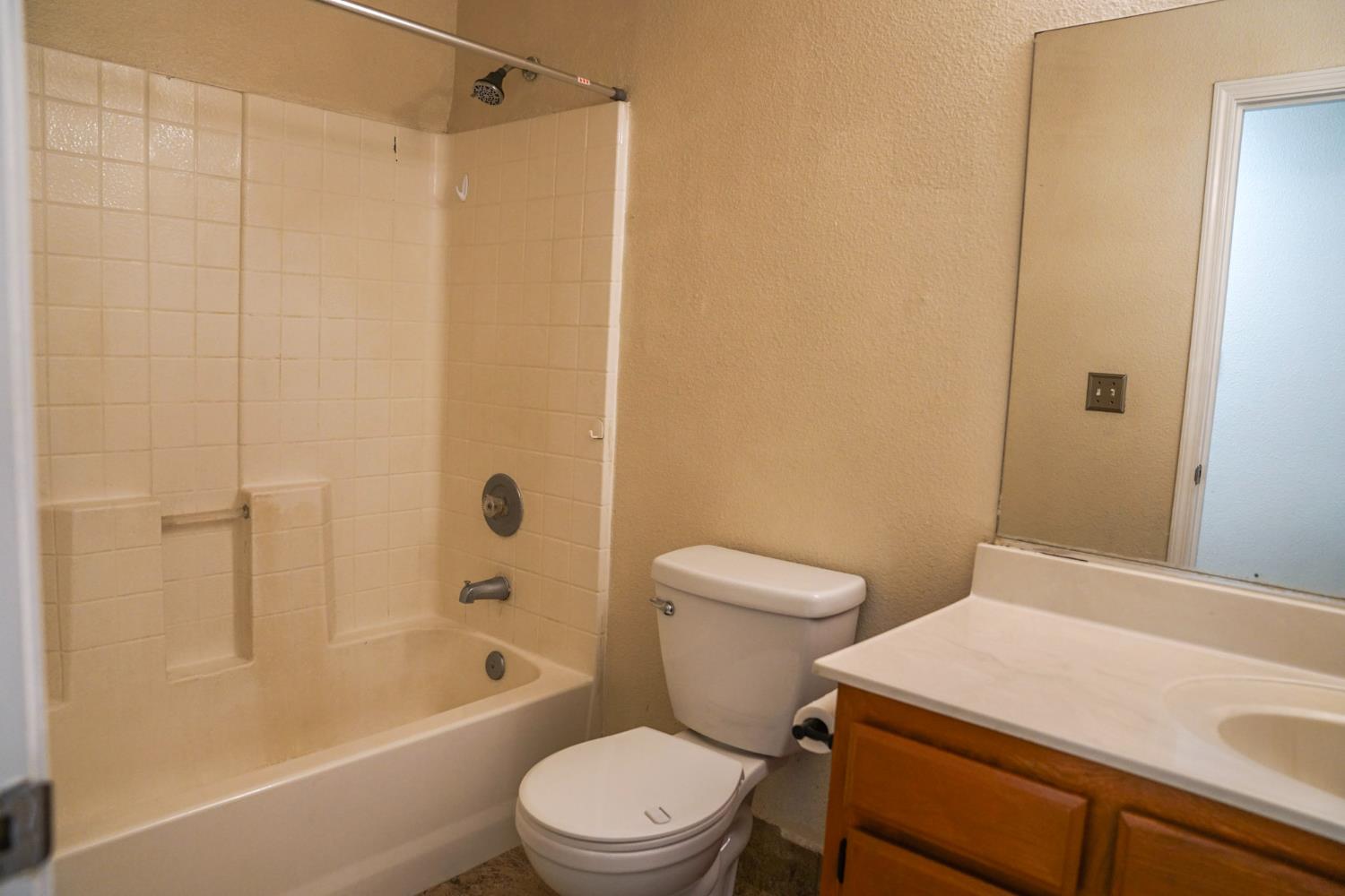 5543 E Byrd Ave, Fresno, CA 93727