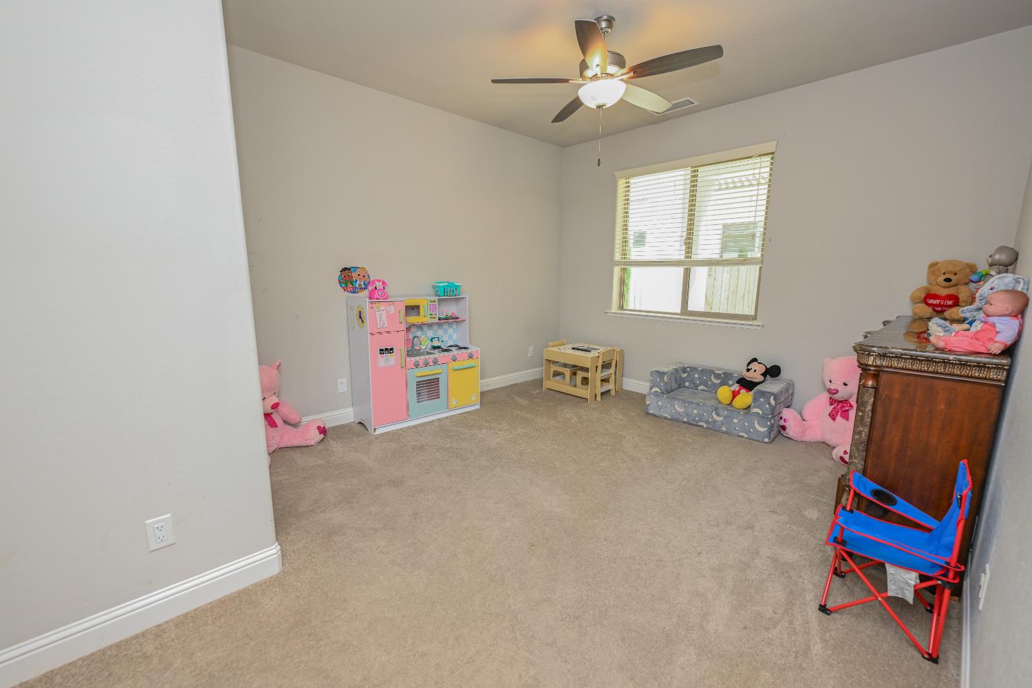 2833 N Armstrong Ave, Fresno, CA 93727