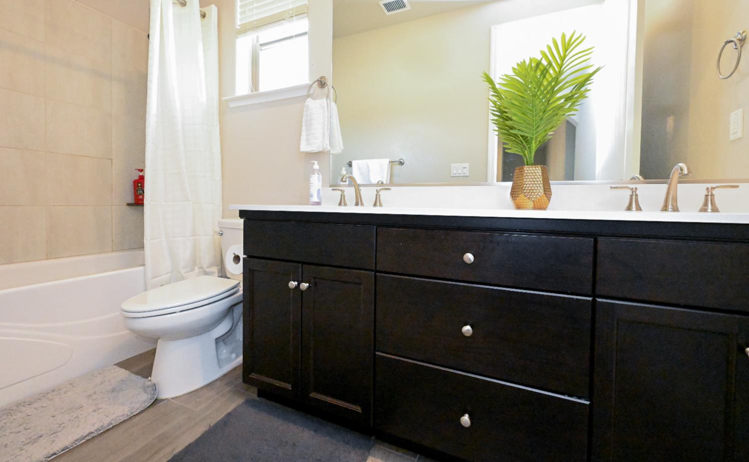 2833 N Armstrong Ave, Fresno, CA 93727