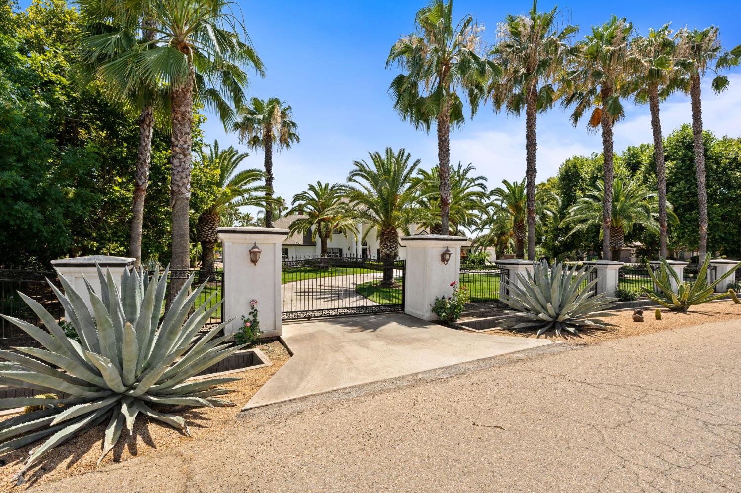 7207 E Bremer Ave, Fresno, CA 93737