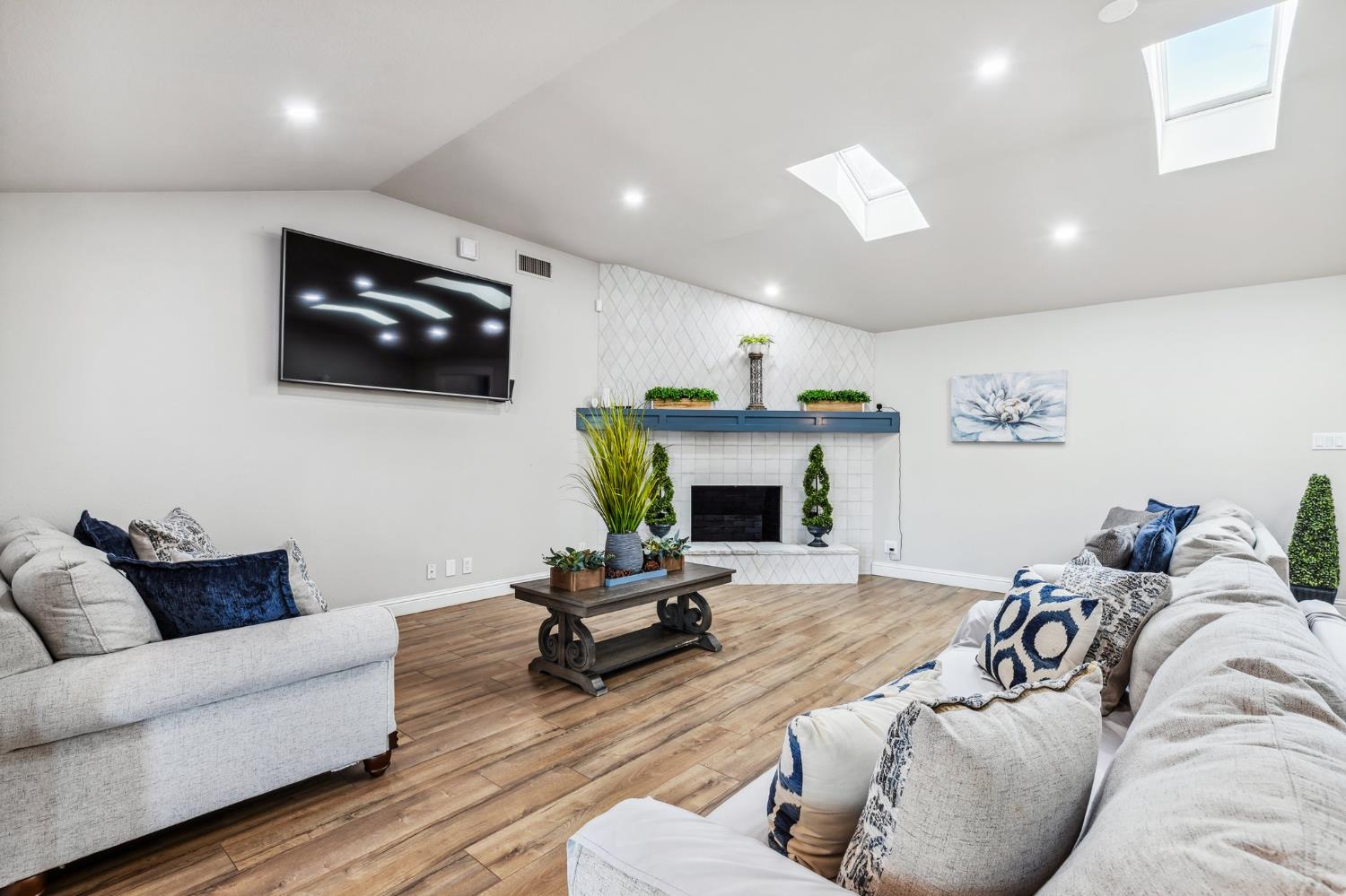 4341 W Dakota Ave, Fresno, CA 93722