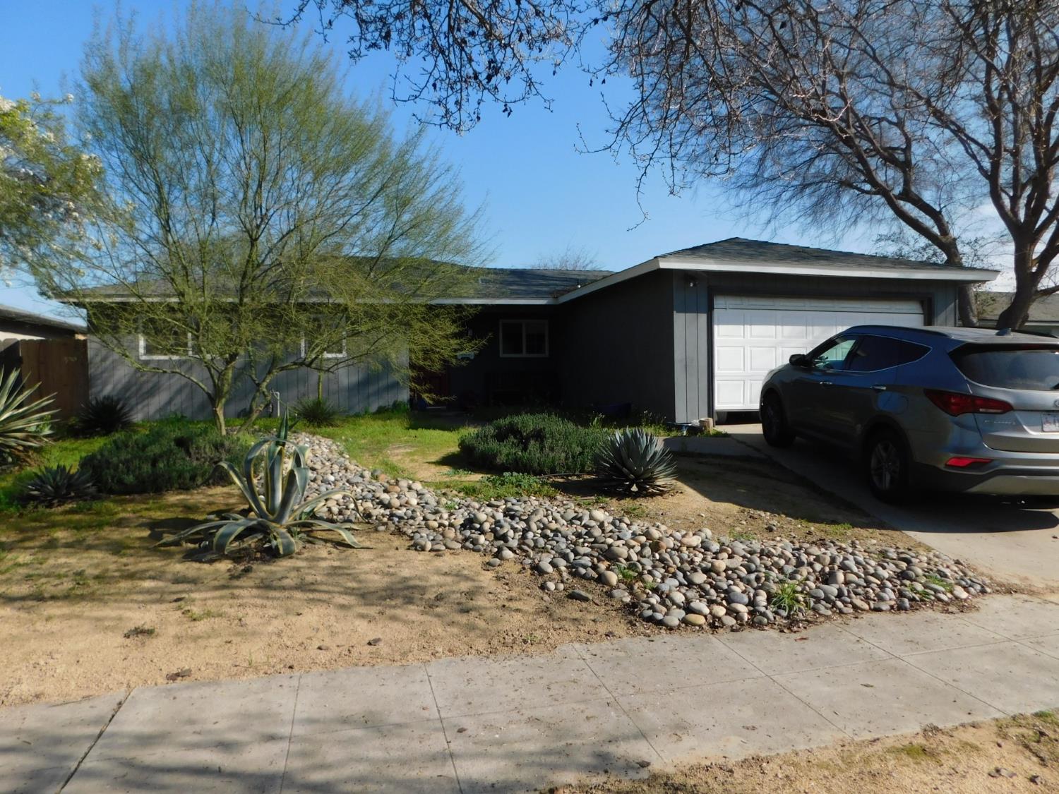 3762 N Claremont Ave N, Fresno, CA 93727