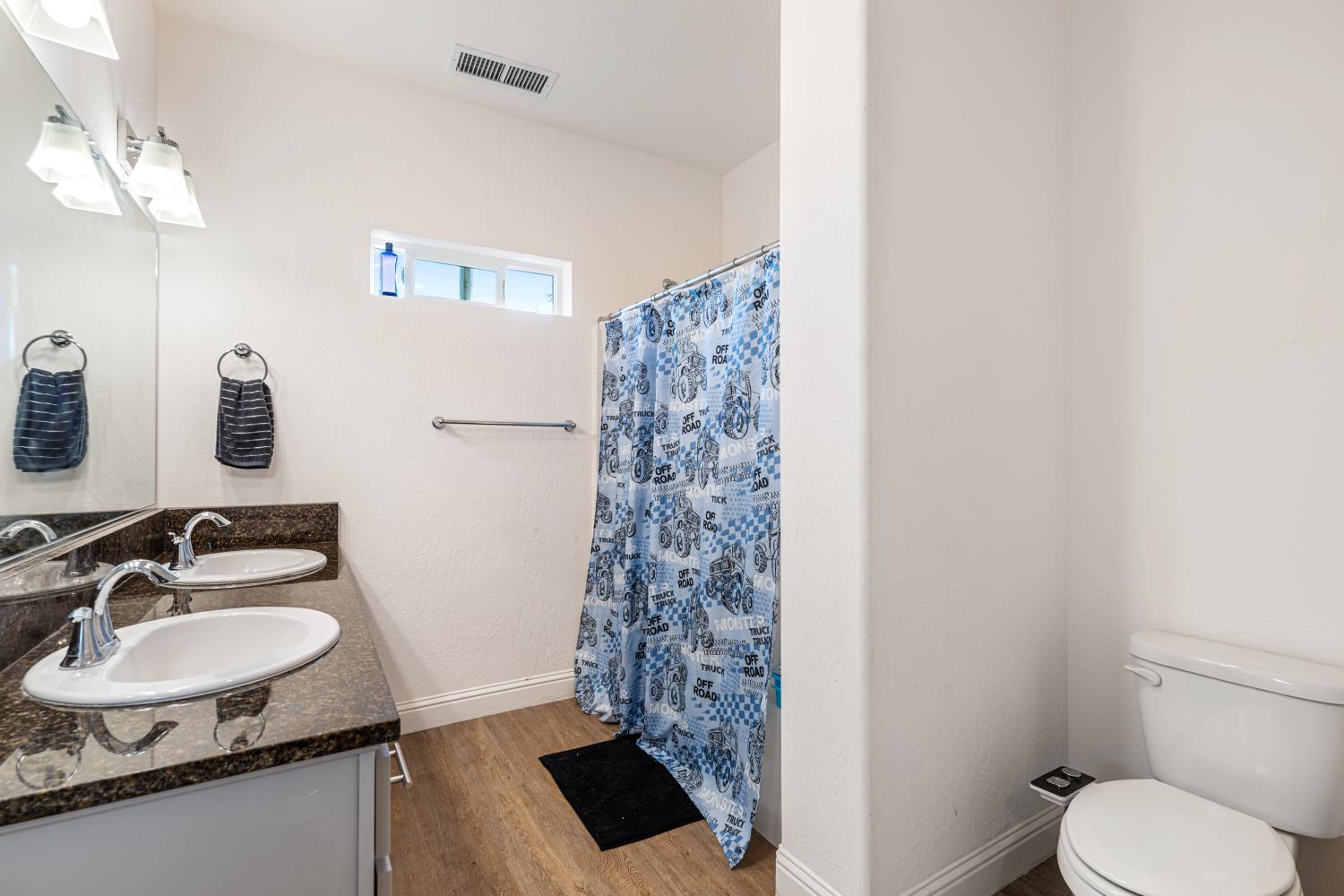 4473 W Langden Dr, Fresno, CA 93722