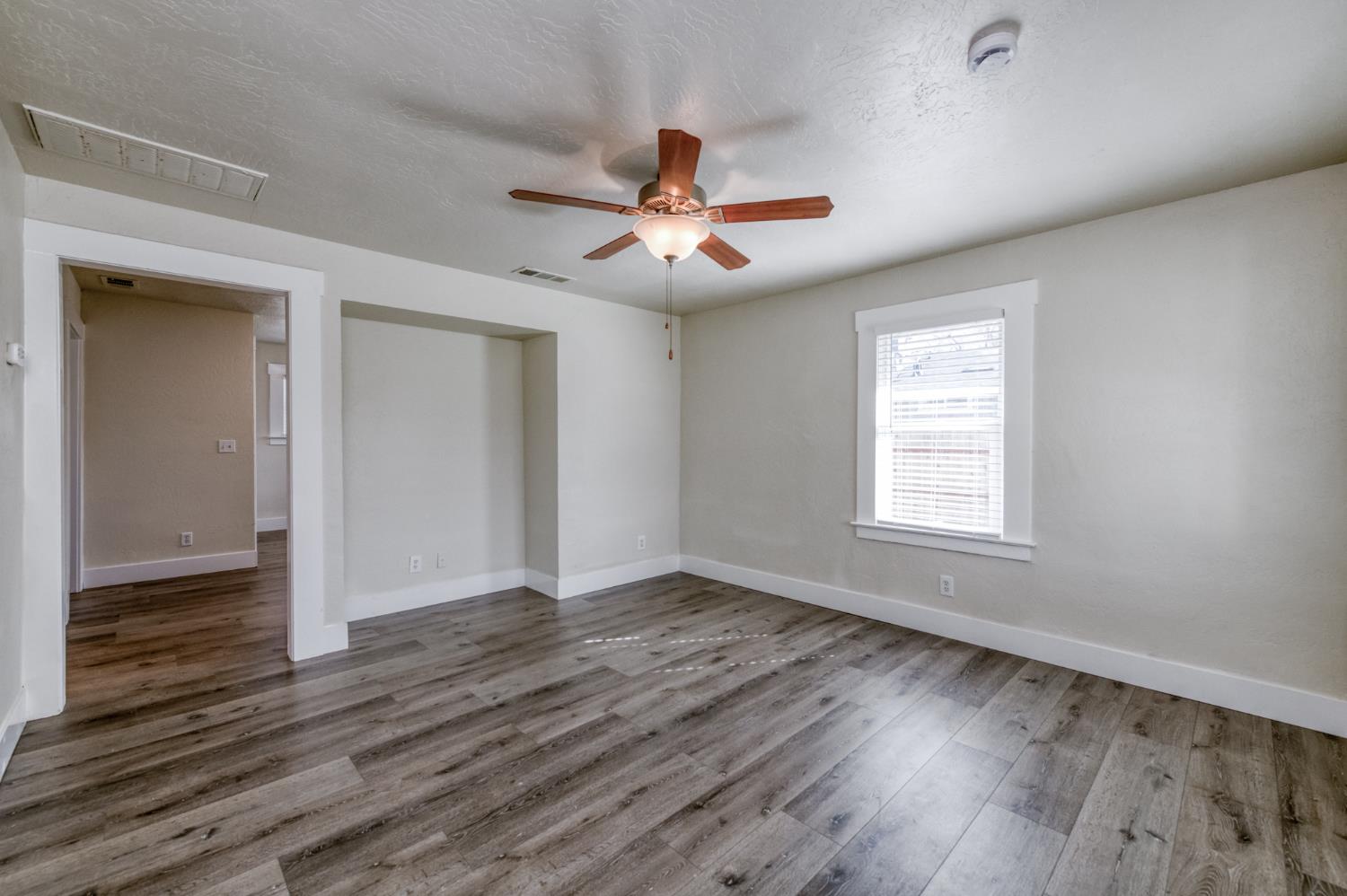 978 N Arthur Ave, Fresno, CA 93728