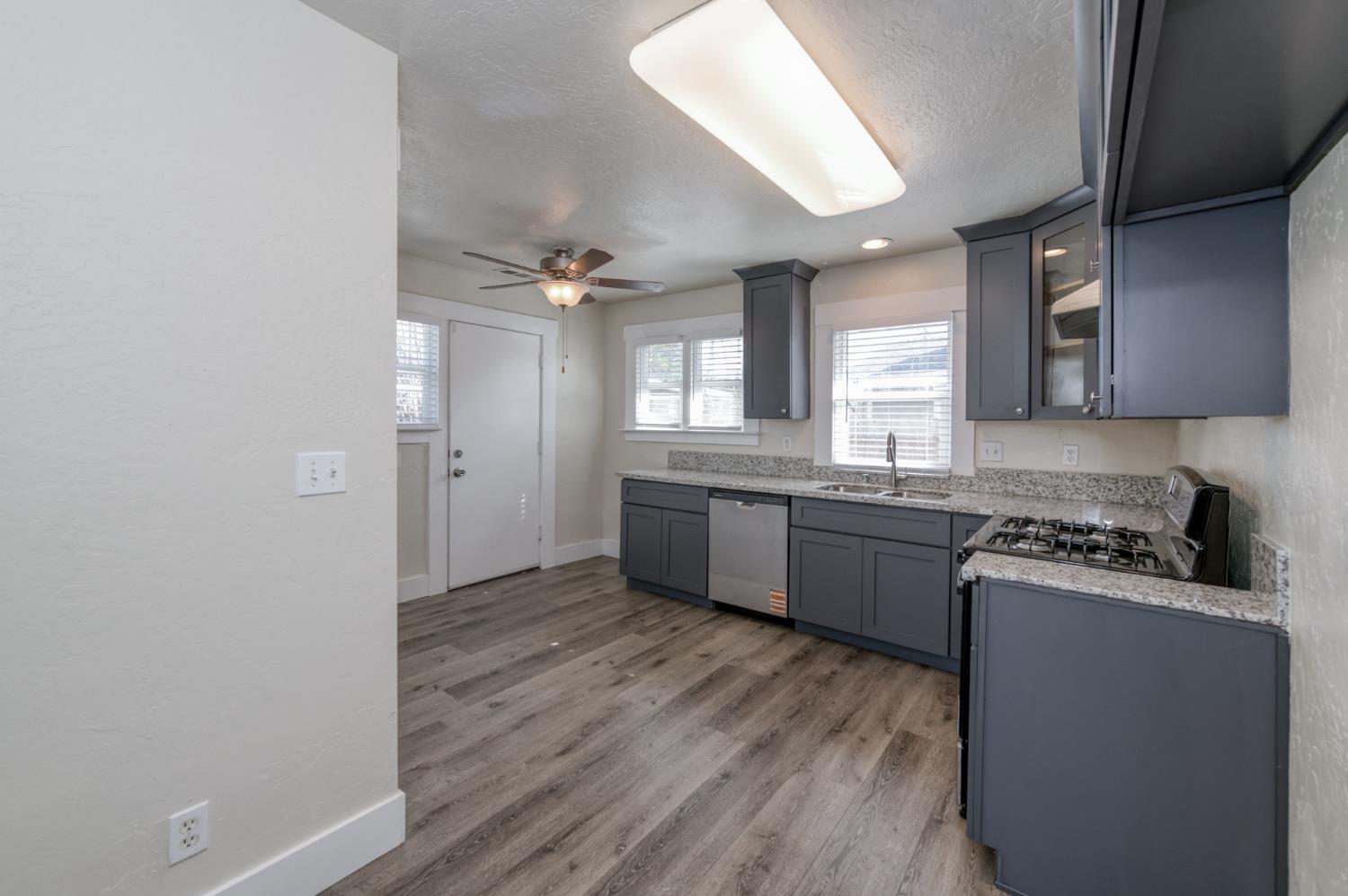 978 N Arthur Ave, Fresno, CA 93728