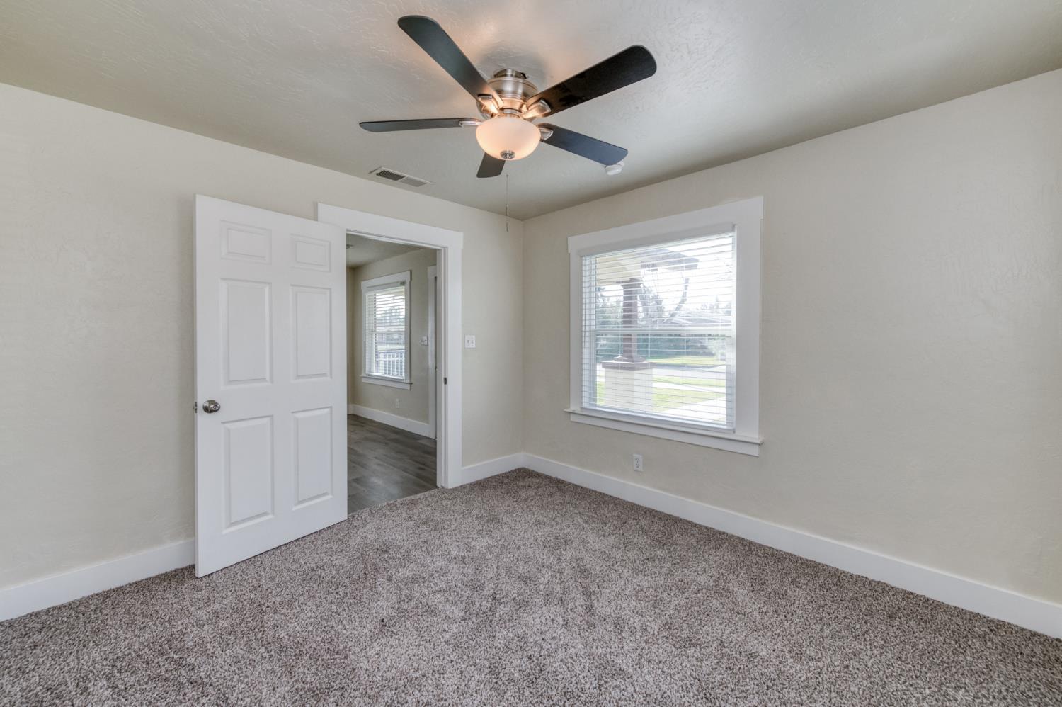 978 N Arthur Ave, Fresno, CA 93728