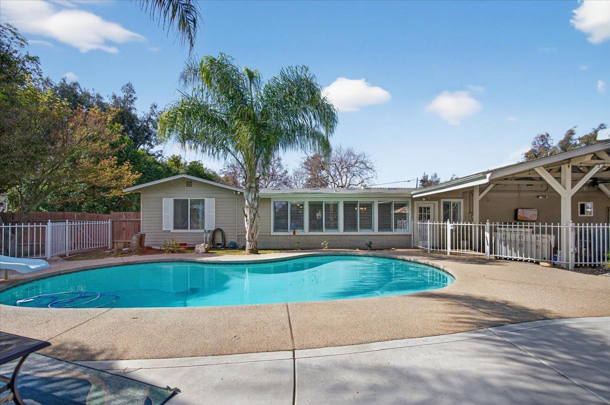 1544 N De Wolf Ave, Fresno, CA 93737