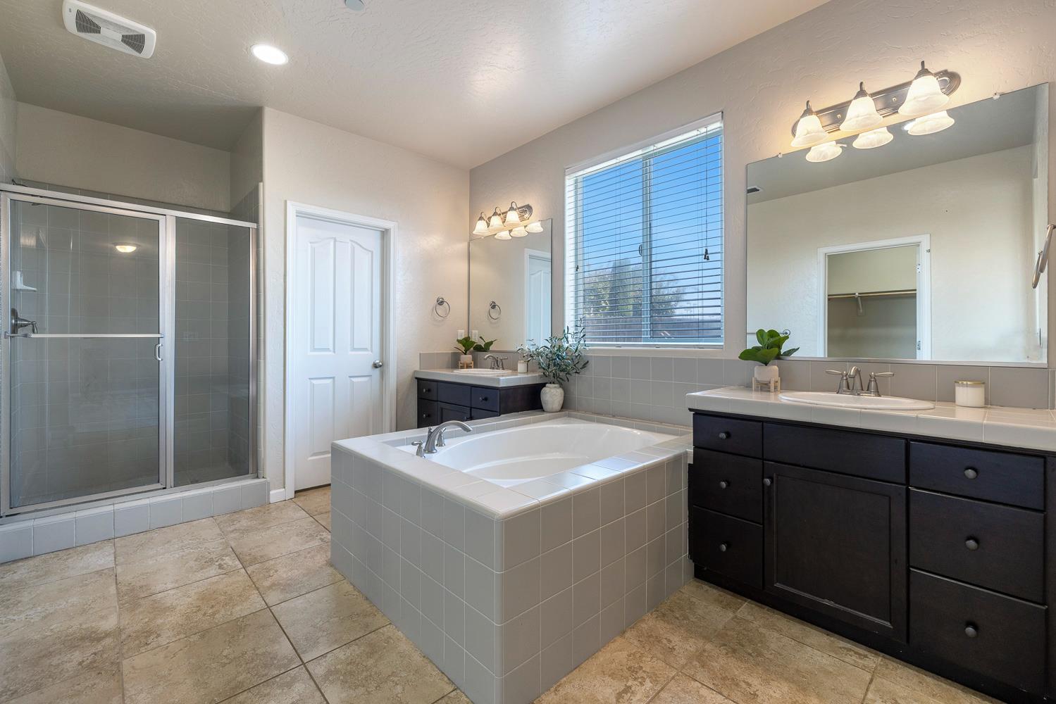 10612 N Dearing Ave, Fresno, CA 93730