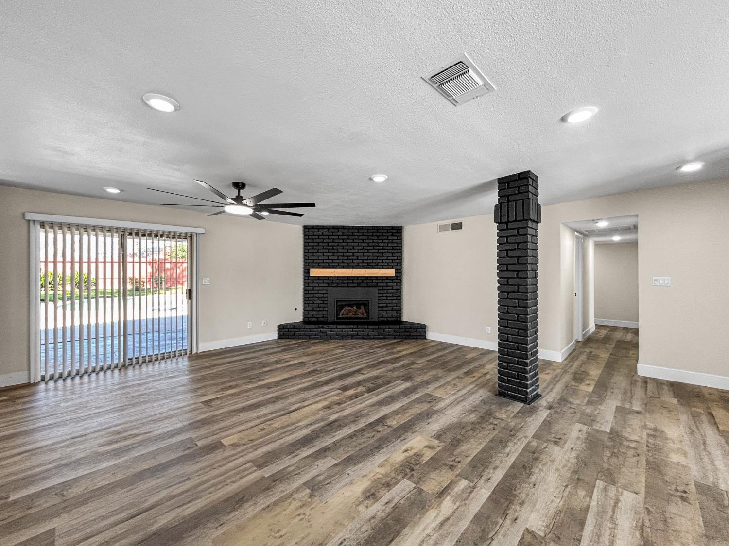 830 E Bedford Ave, Fresno, CA 93720