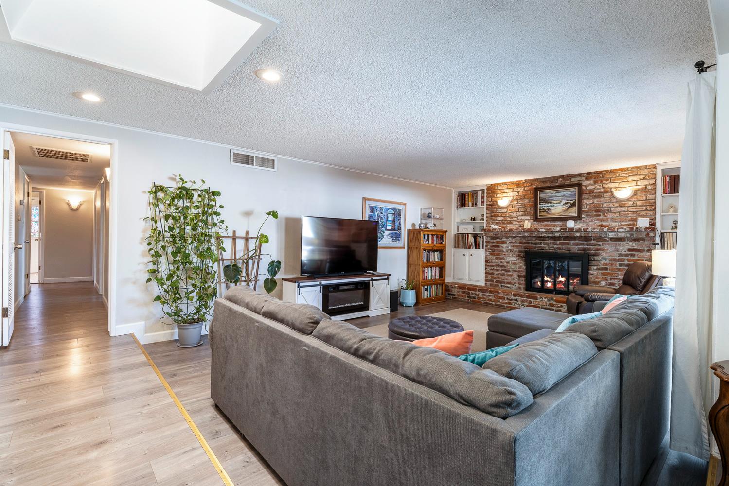 872 E Spruce Ave, Fresno, CA 93720