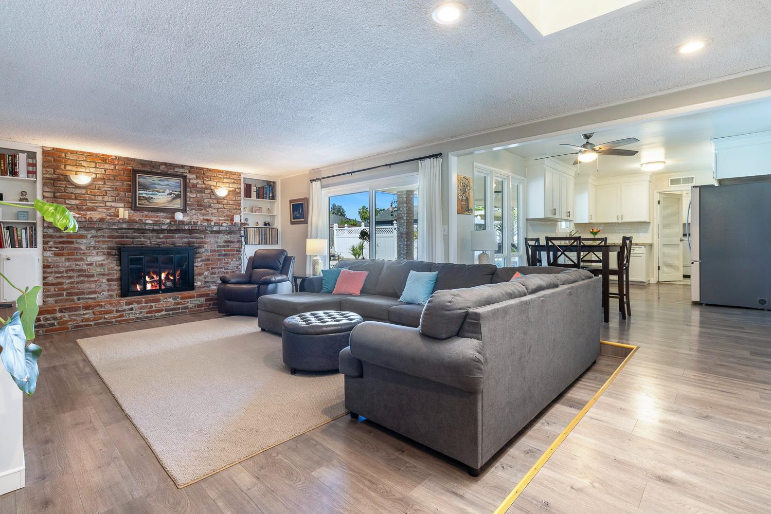 872 E Spruce Ave, Fresno, CA 93720