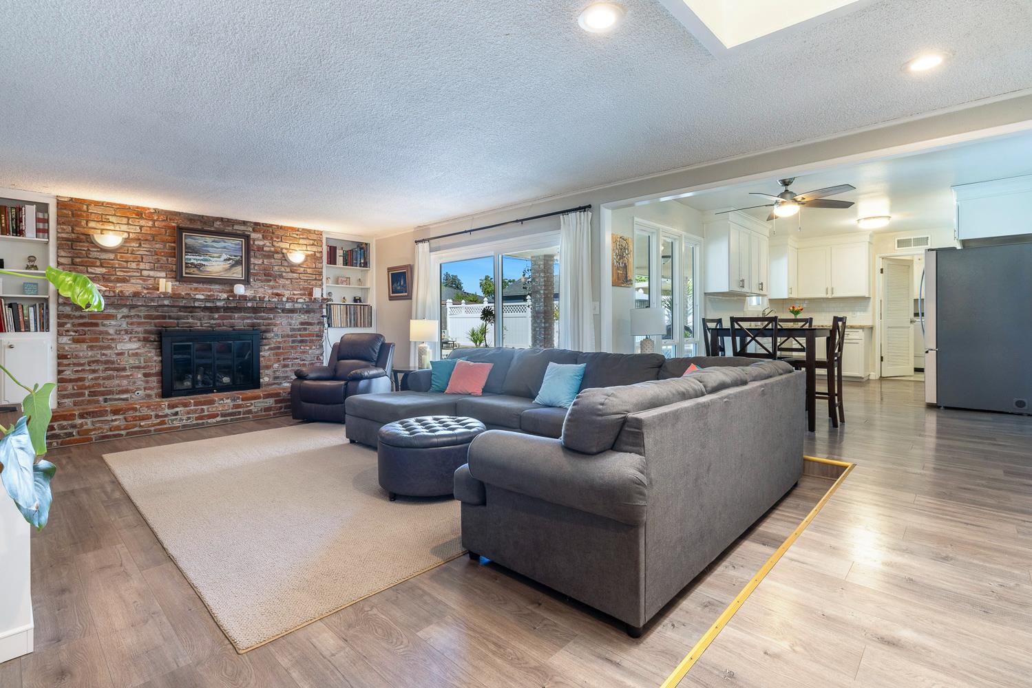 872 E Spruce Ave, Fresno, CA 93720