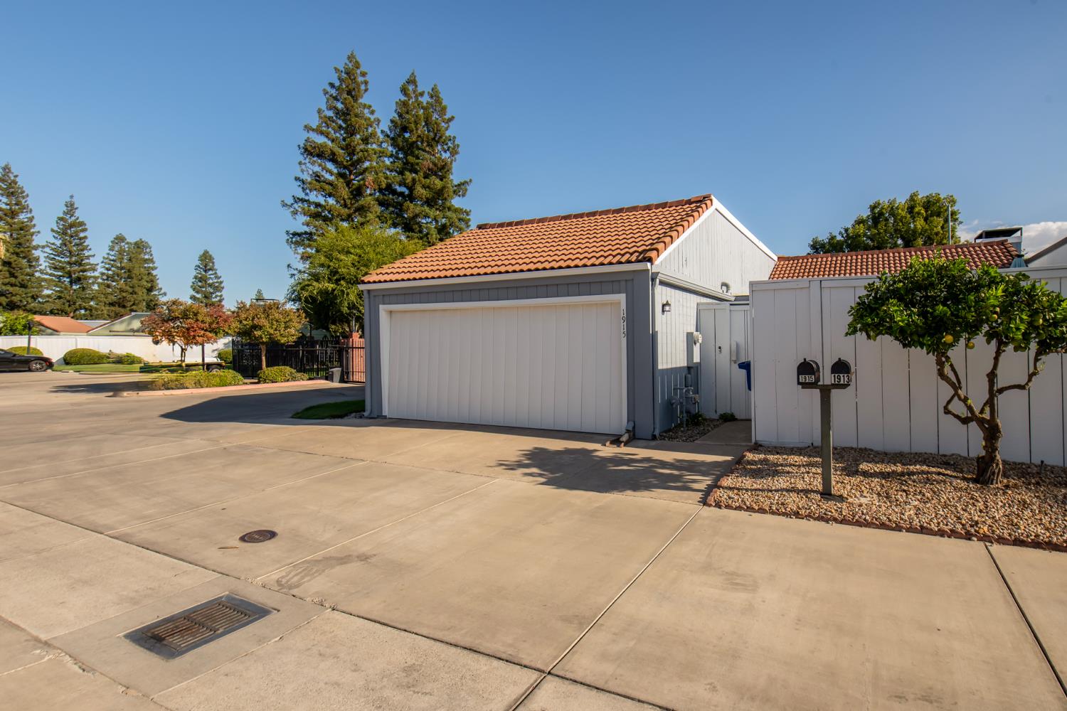 1915 W Santa Ana Ave, Fresno, CA 93705