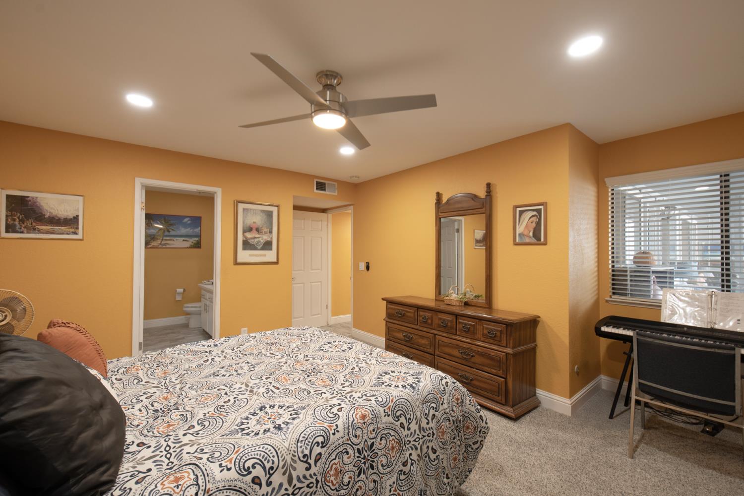 1915 W Santa Ana Ave, Fresno, CA 93705