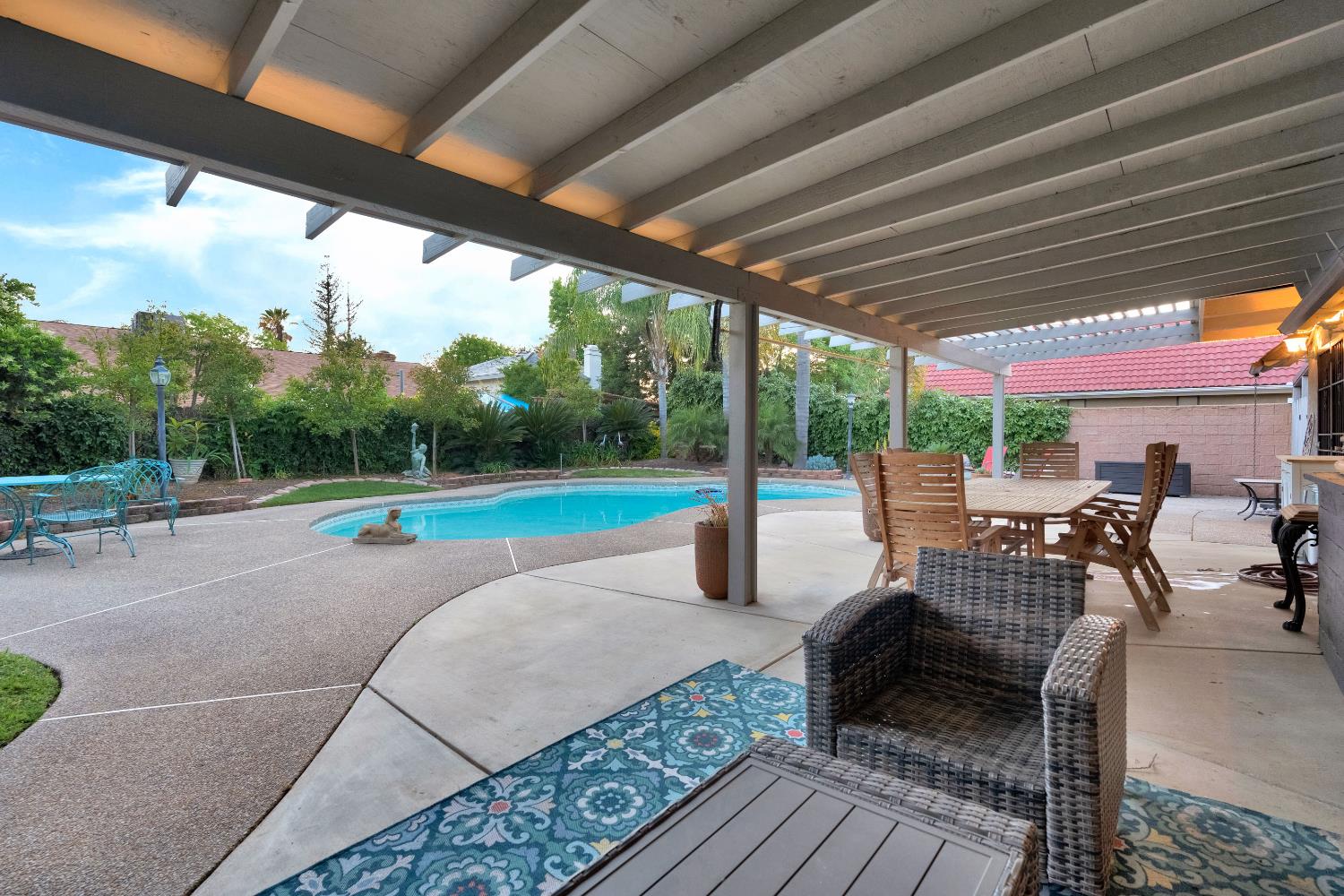 327 E Audubon Dr, Fresno, CA 93720