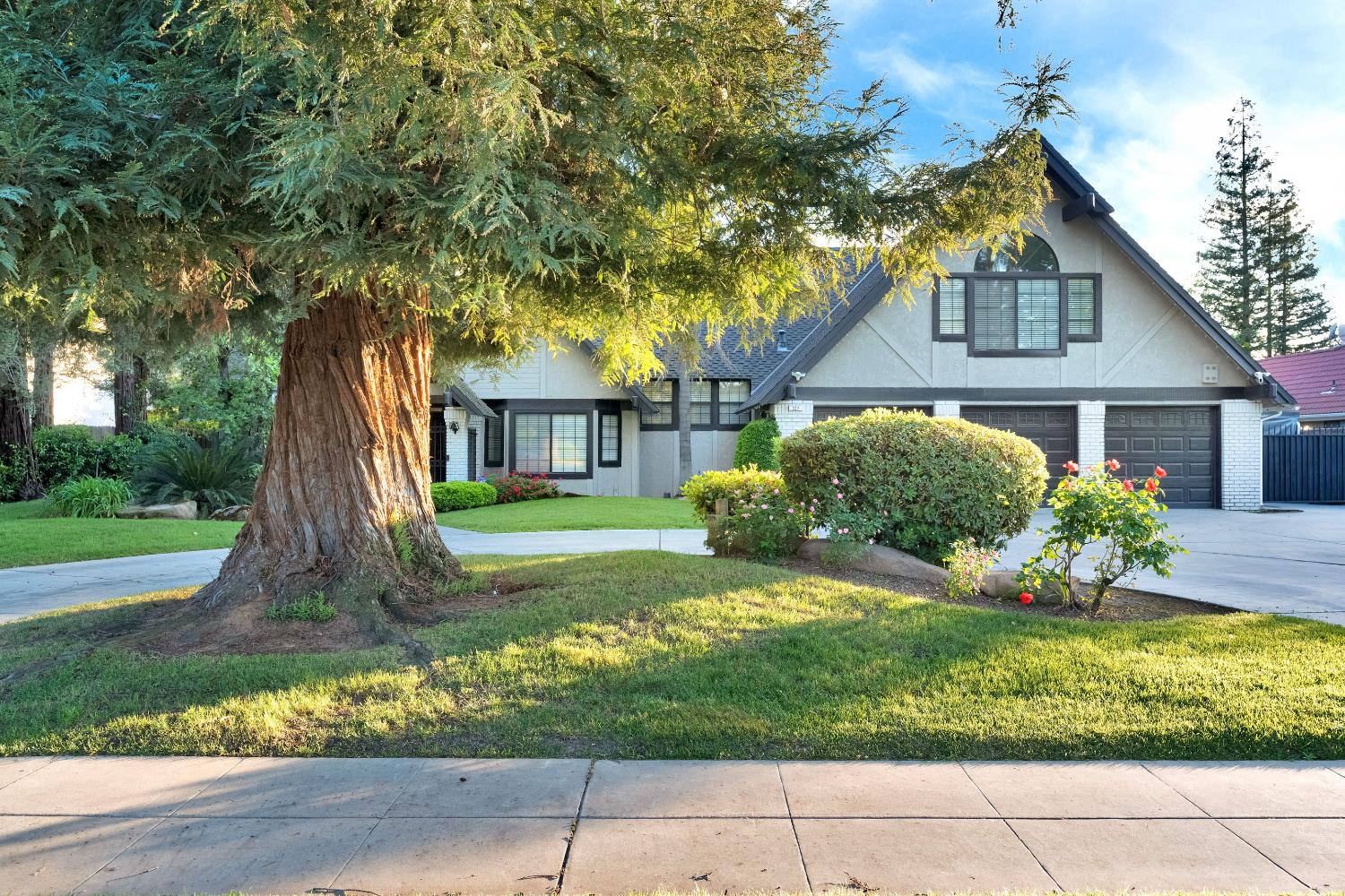 327 E Audubon Dr, Fresno, CA 93720