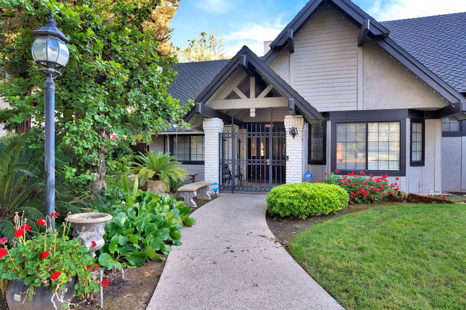 327 E Audubon Dr, Fresno, CA 93720