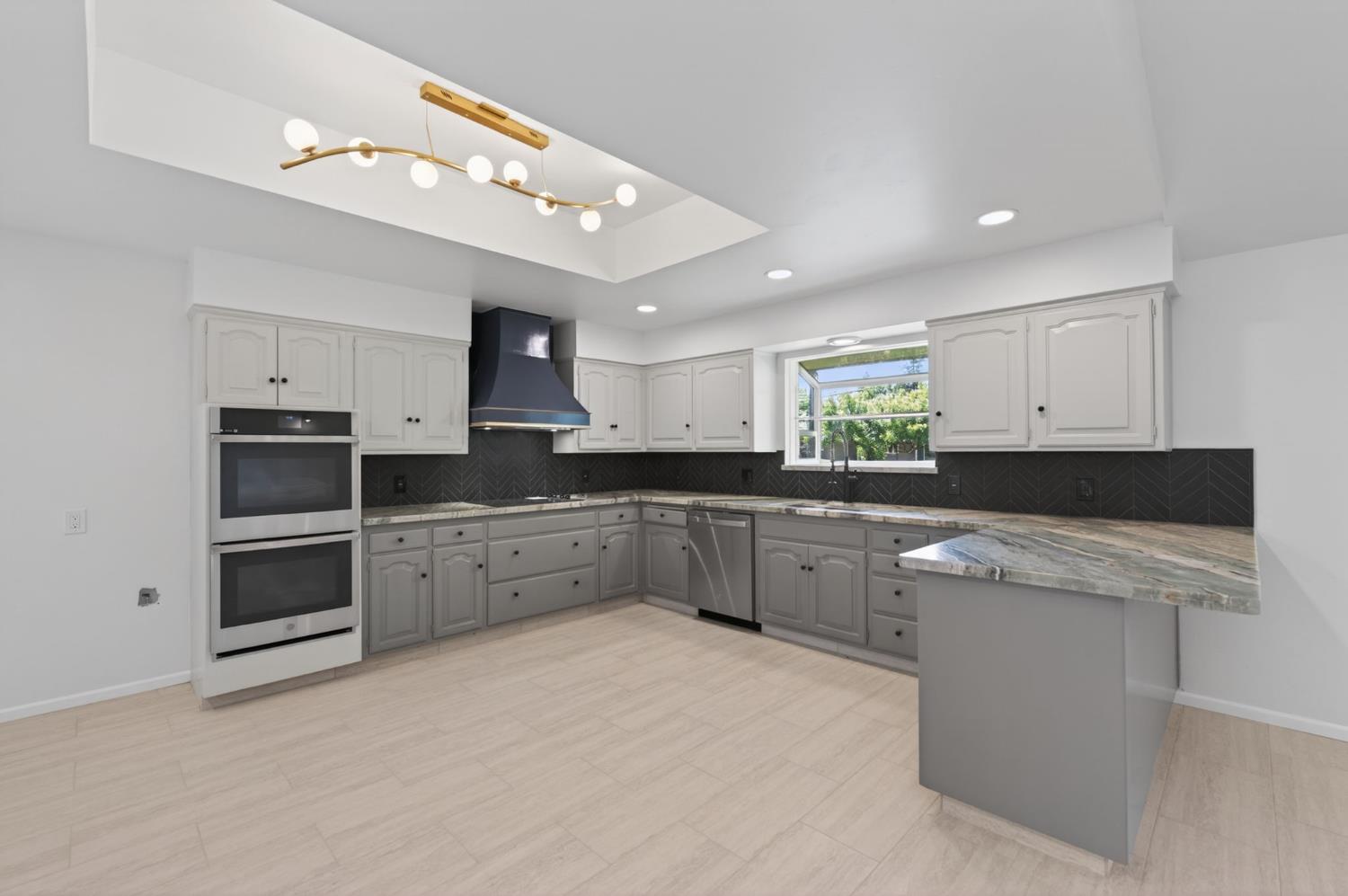 1326 W Escalon Ave, Fresno, CA 93711