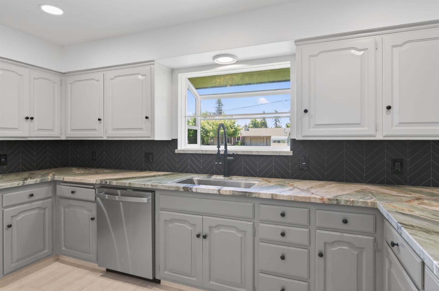 1326 W Escalon Ave, Fresno, CA 93711