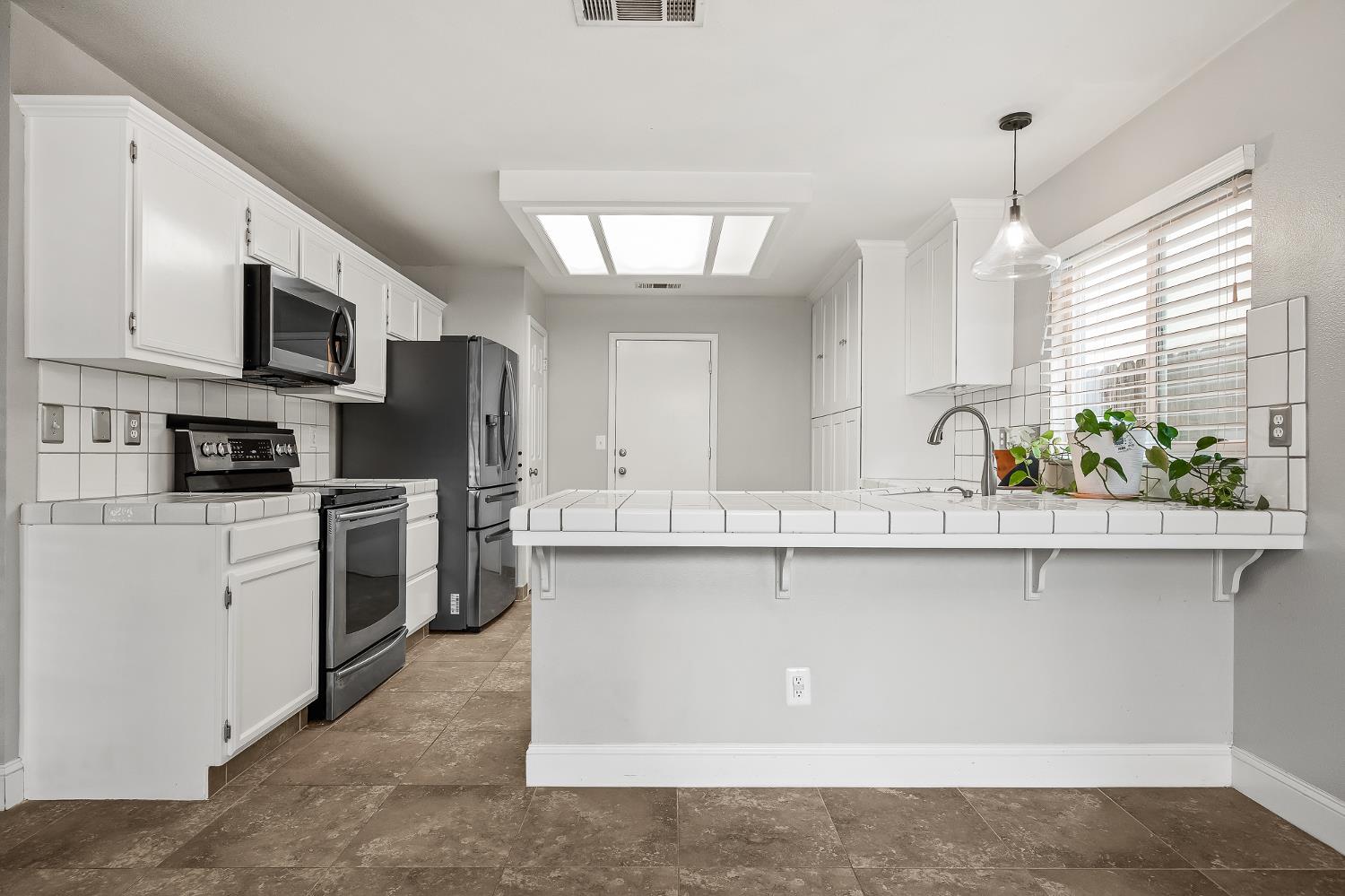 2047 Muncie Ave, Fresno, CA 93720