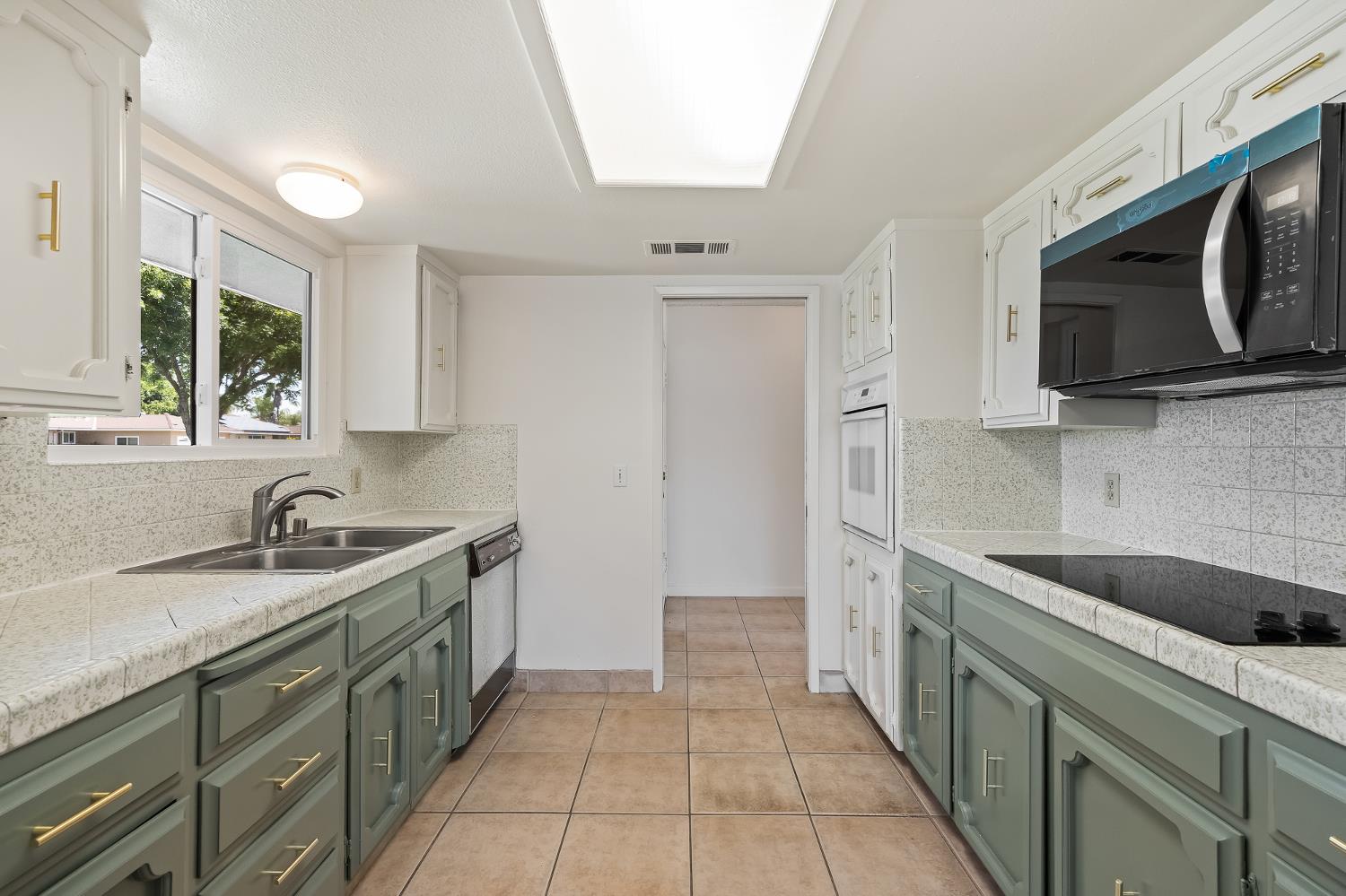 521 E Escalon Ave, Fresno, CA 93711