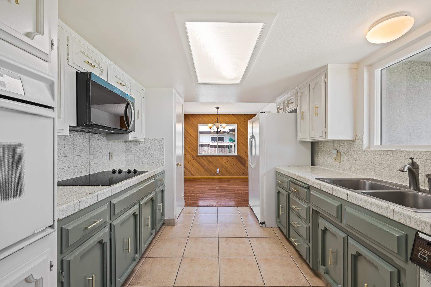 521 E Escalon Ave, Fresno, CA 93711