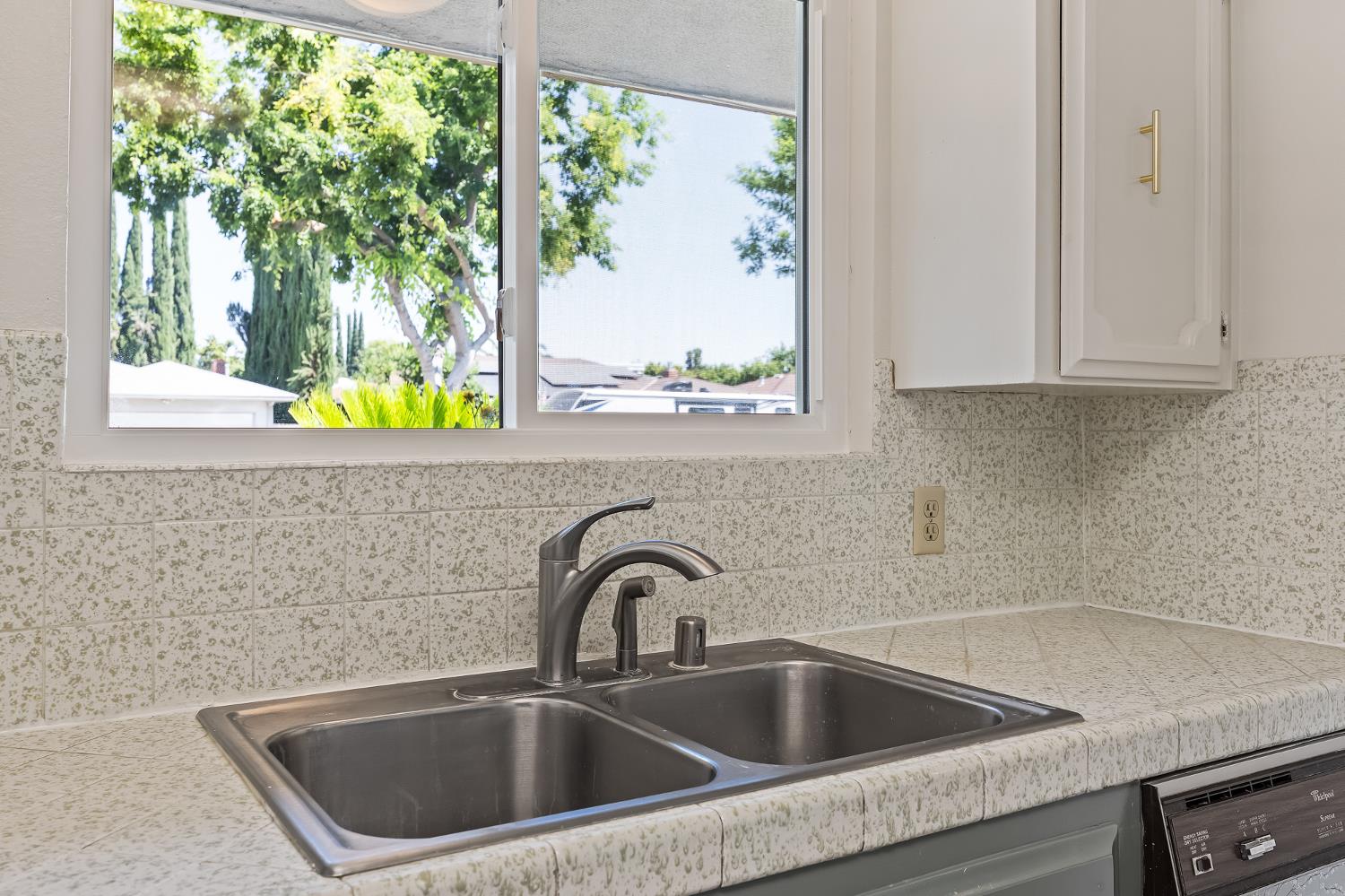 521 E Escalon Ave, Fresno, CA 93711