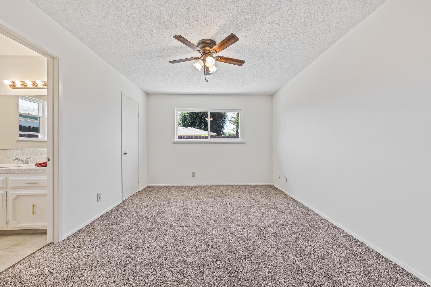 521 E Escalon Ave, Fresno, CA 93711