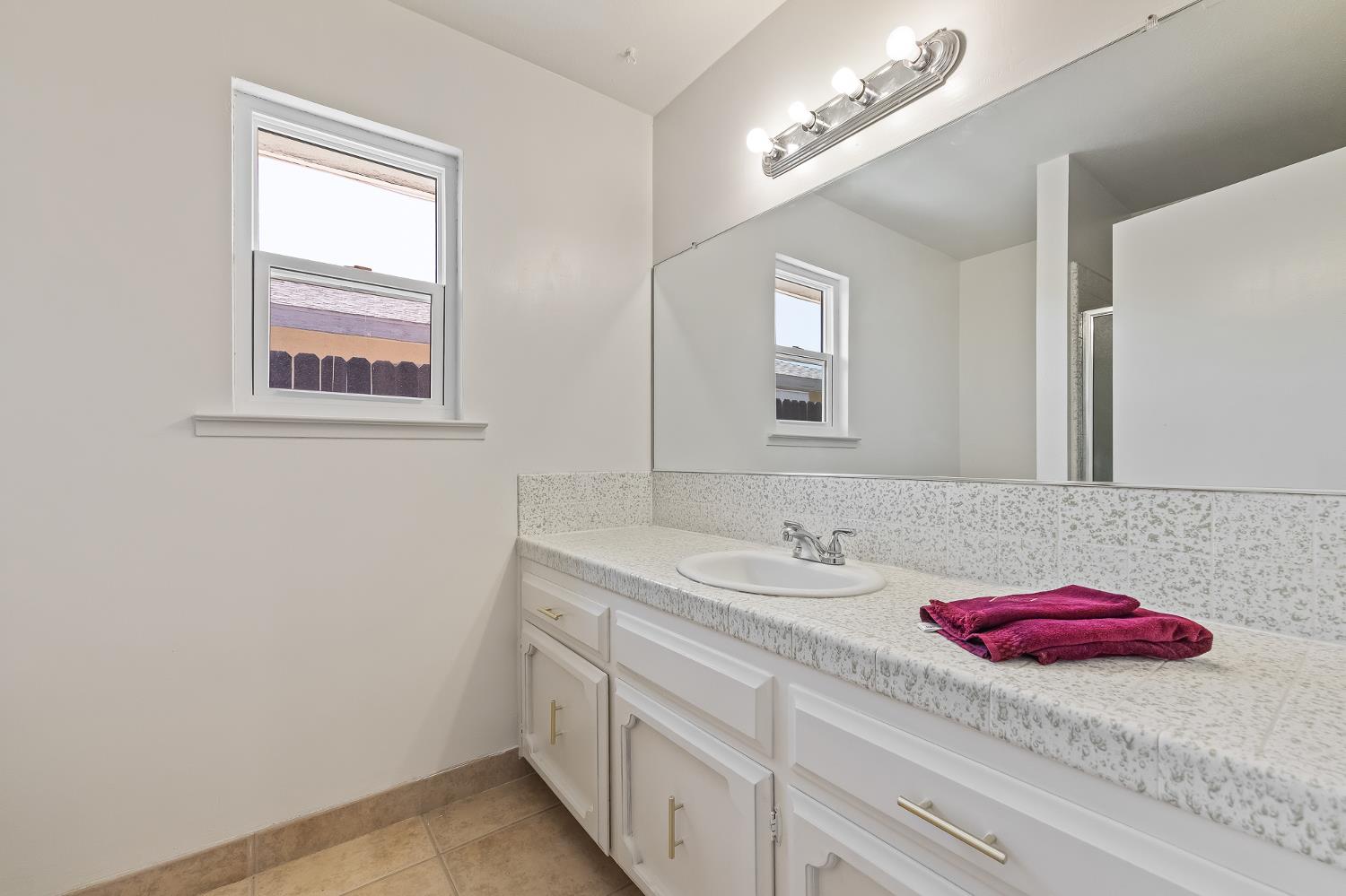 521 E Escalon Ave, Fresno, CA 93711