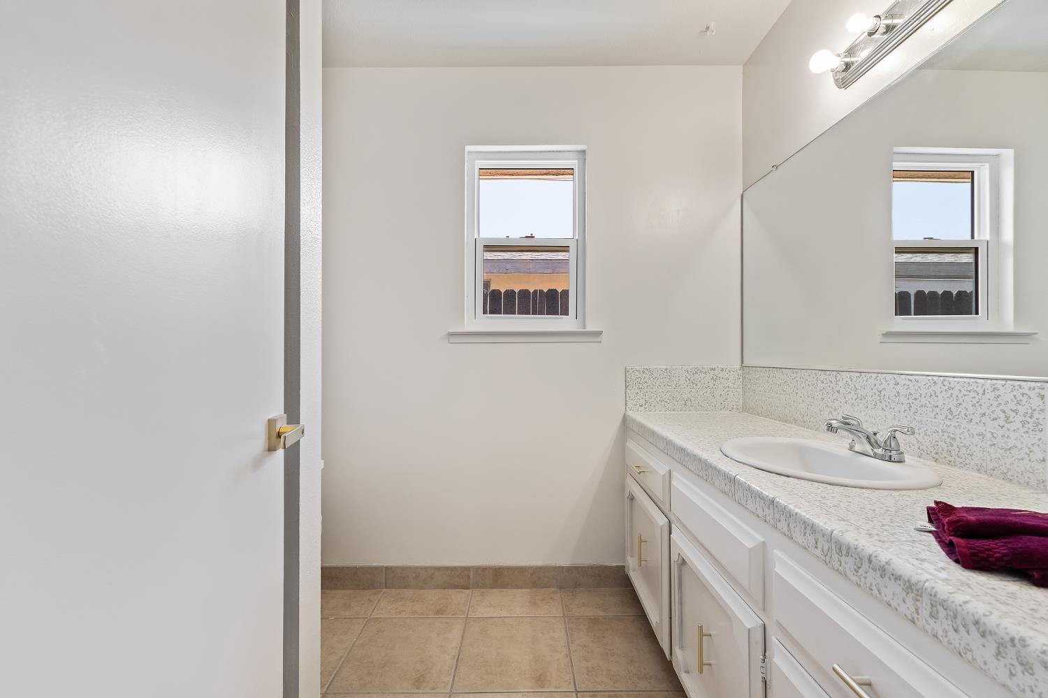 521 E Escalon Ave, Fresno, CA 93711