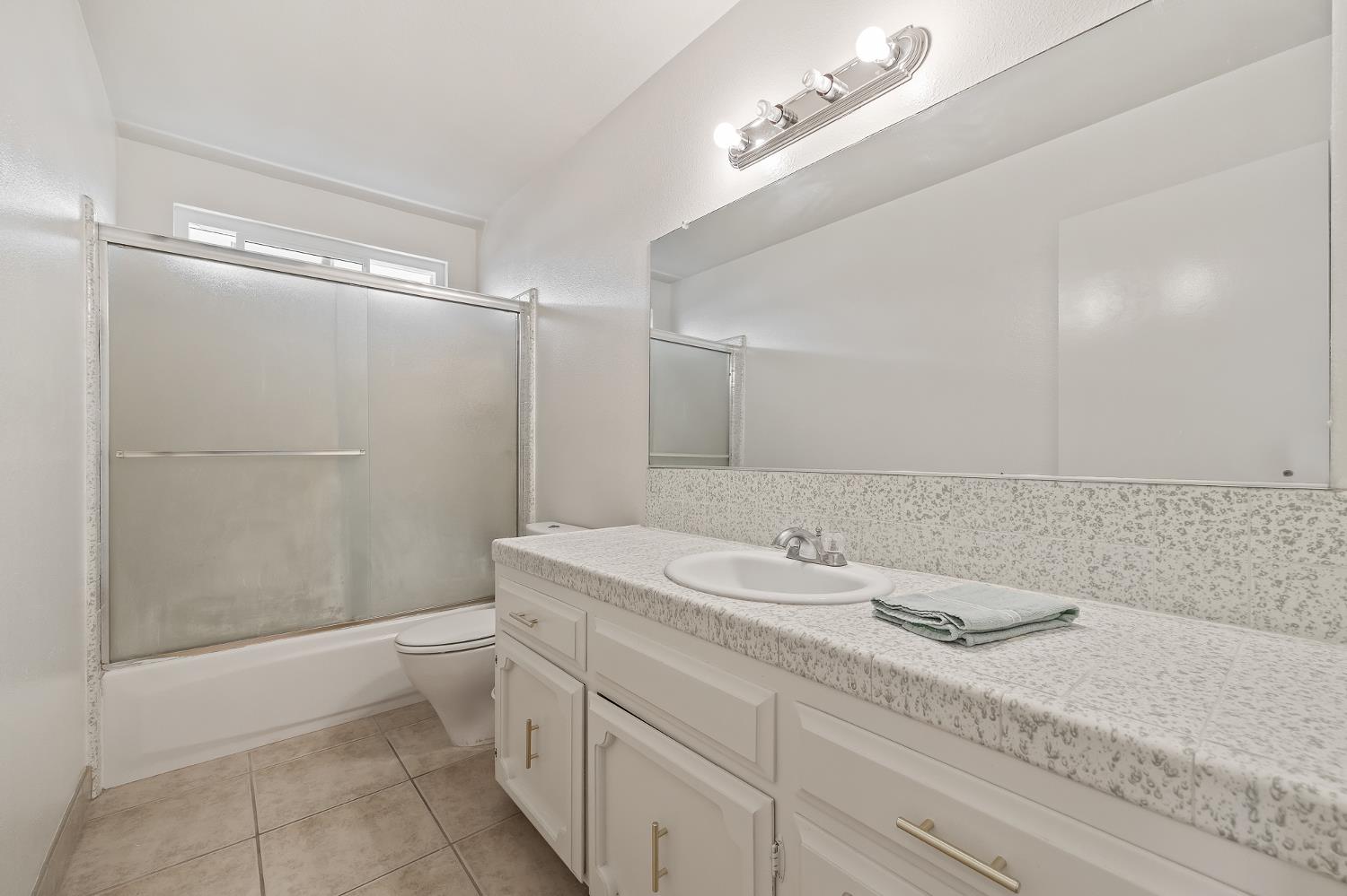 521 E Escalon Ave, Fresno, CA 93711