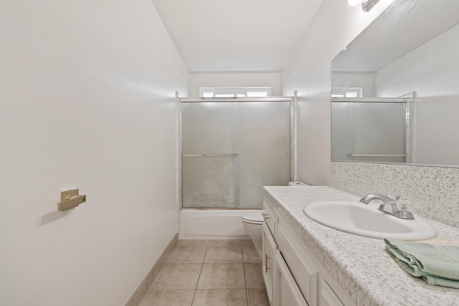 521 E Escalon Ave, Fresno, CA 93711